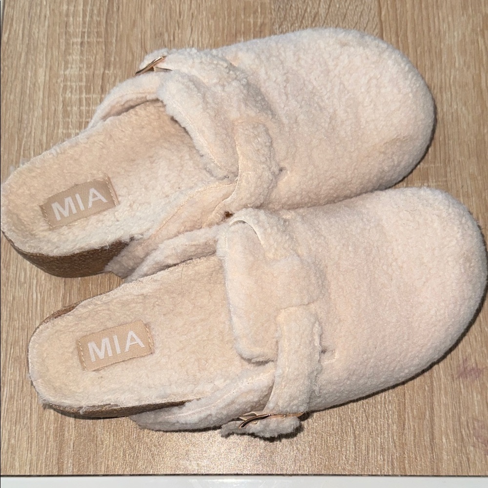 MIA clogs slip ons mules faux Sherpa Soft Beige platform 6.5 like new cream
